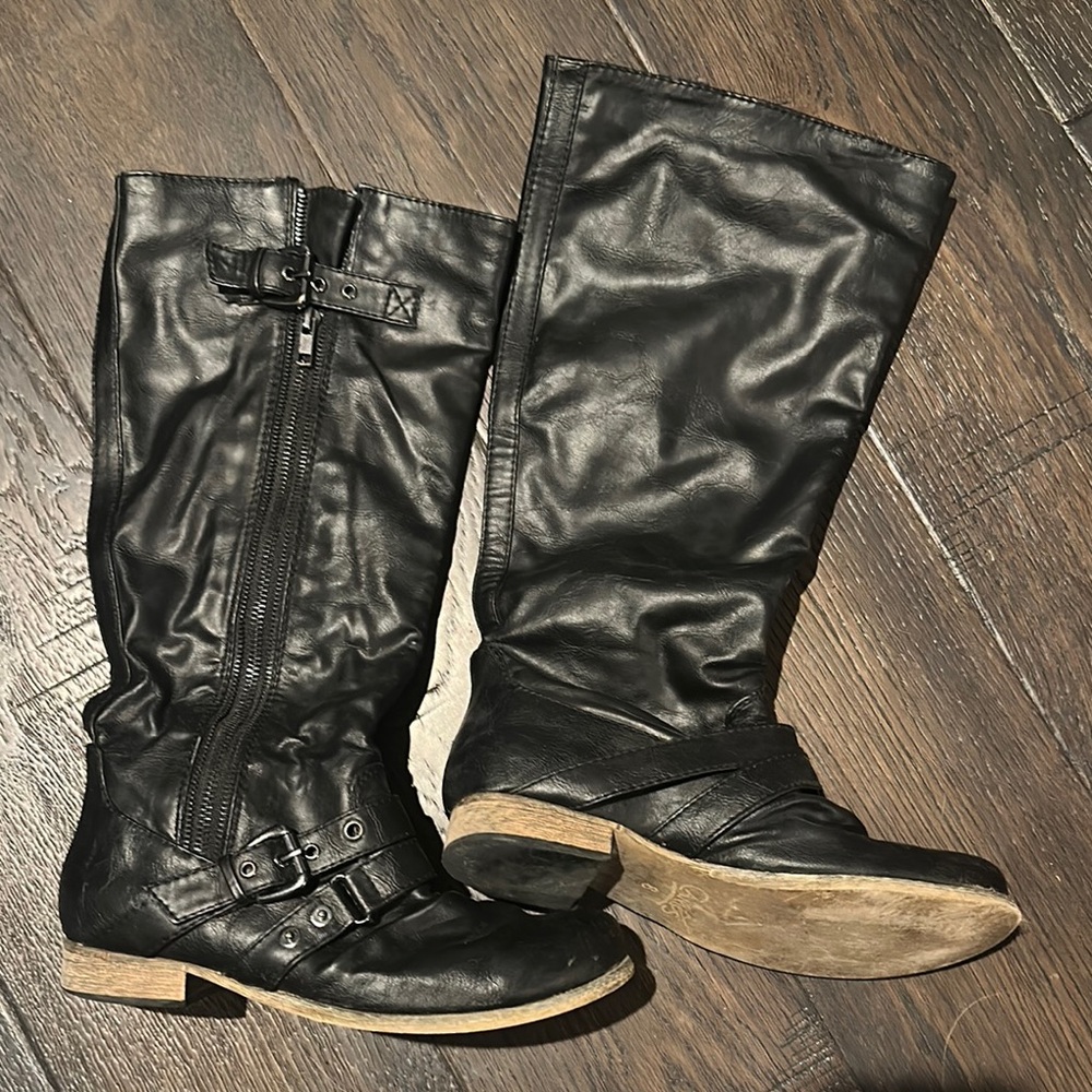 Black Knee-High Boots with Buckle Detail
